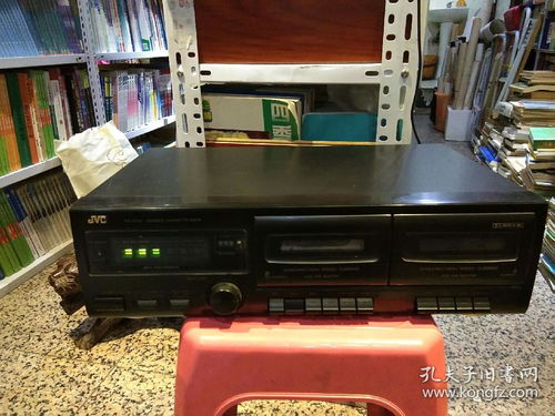 日本胜利品牌 jvc磁带卡座机一台 型号jvc一w118 日本胜利公司 没有音响,图片为插上电源后放入磁带拍照指示灯亮起,仅作为怀旧品出售,不保证可以正常使用 图片为实拍